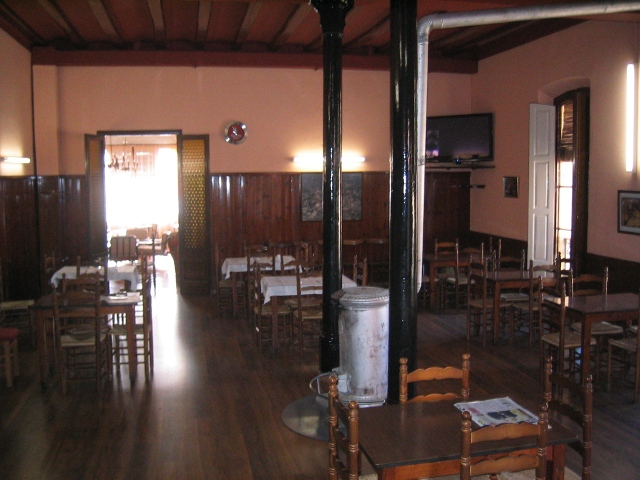 Interior del bar amb taules de fusta
