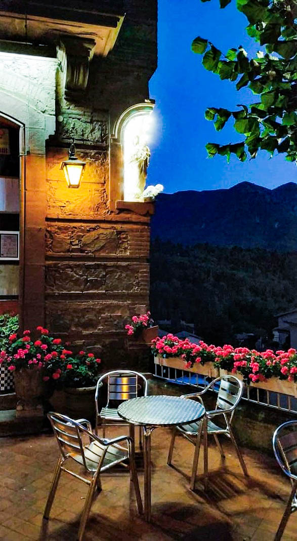 Terrassa del bar amb vistes al Montseny