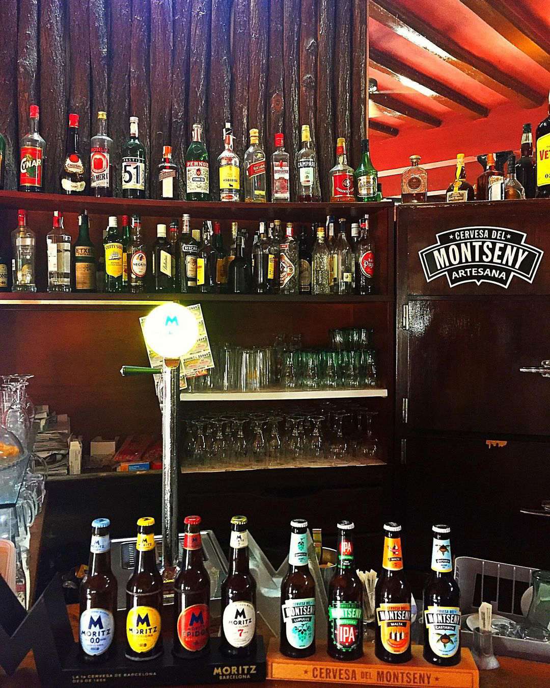 El bar de l’Hostal Bofill, un espai acollidor a Viladrau