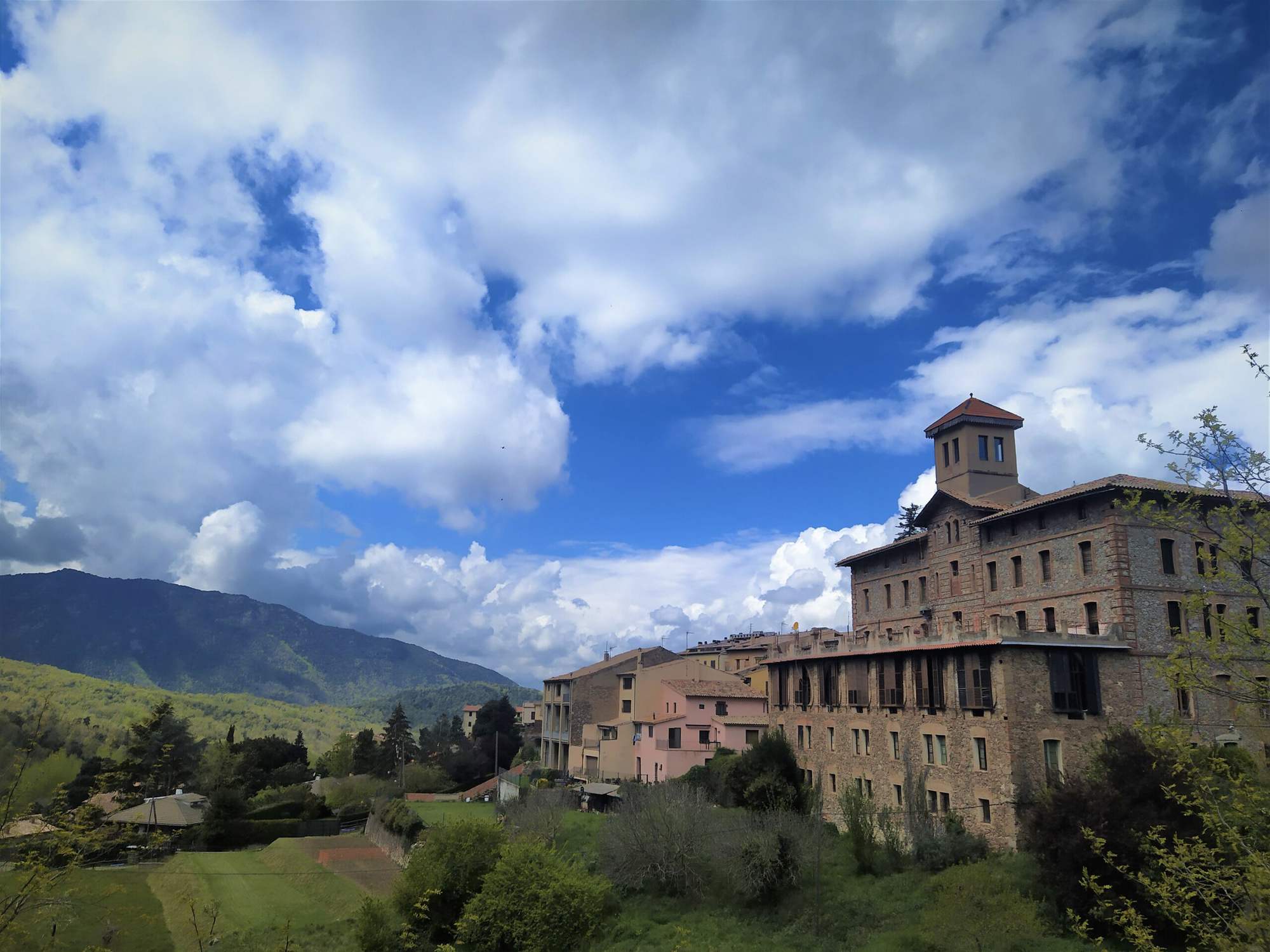 L’Hostal Bofill de Viladrau amb el massís del Montseny al fons