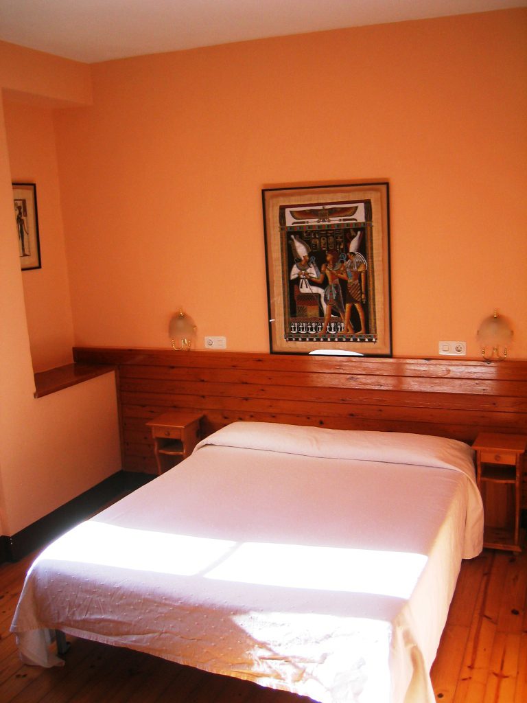 Habitació de l’Hostal Bofill decorada amb mobiliari antic
